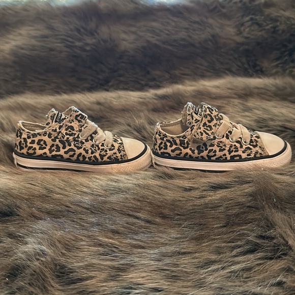 Converse all star girls size 5 low top leopard print converse w/ Velcro - Picture 3 of 5